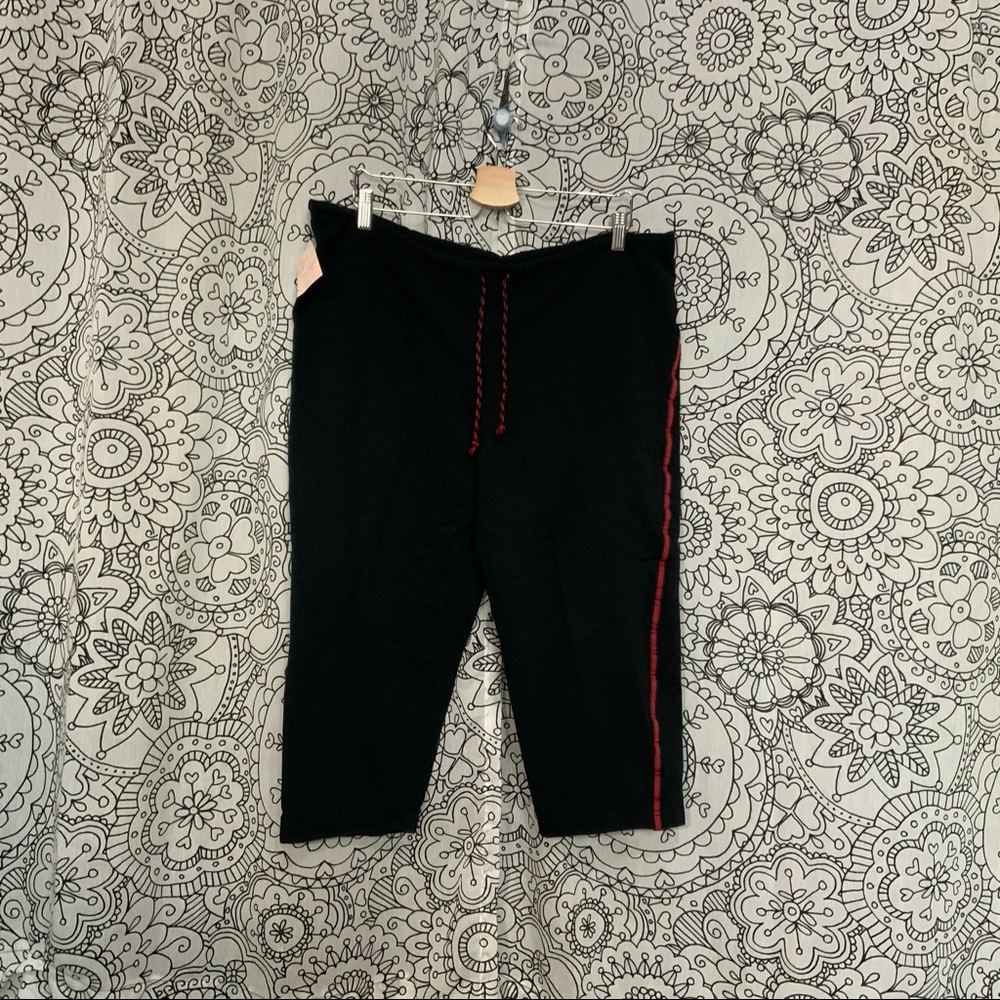 Hush USA Woman’s Medium Capris